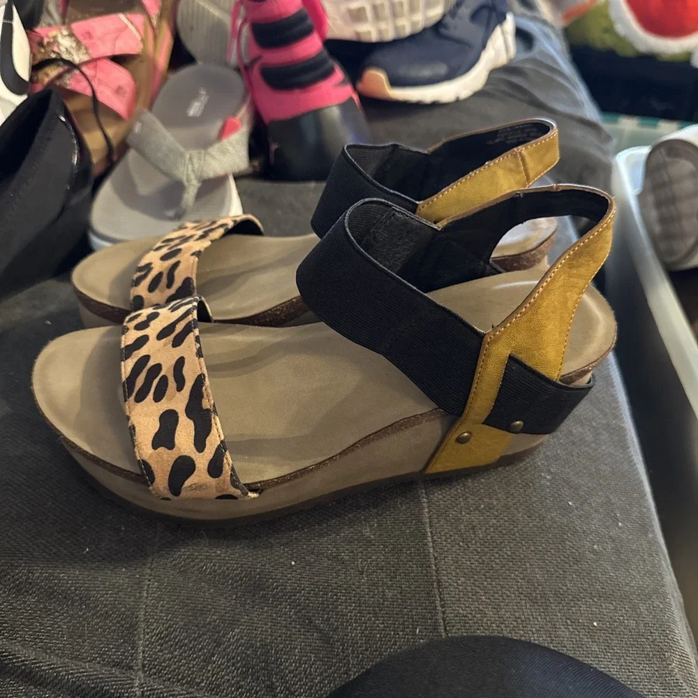 Women Hokus Pokus Black/yellow Wedges Size 8.5